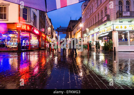 Gerrard Street Chinatown einen regnerischen Abend, London, UK Stockfoto