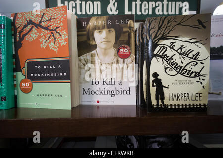 Taschenbuch Kopien von "To Kill a Mockingbird" von Harper Lee sind in einem Buchladen Regal in New York auf Mittwoch, 4. Februar 2015 zu sehen. Der berühmte Pulitzer-Preis ausgezeichneten Schriftsteller veröffentlichen ihr zweiten Roman, "Gehen Set A Wächter", eine Fortsetzung zu Mockingbird vor 50 Jahren veröffentlicht. Wächter war eigentlich vor Mockingbird geschrieben und wurde vor kurzem nach Gedanken verloren gefunden. Das Buch wird am 14 Juli freigegeben werden. (© Richard B. Levine) Stockfoto