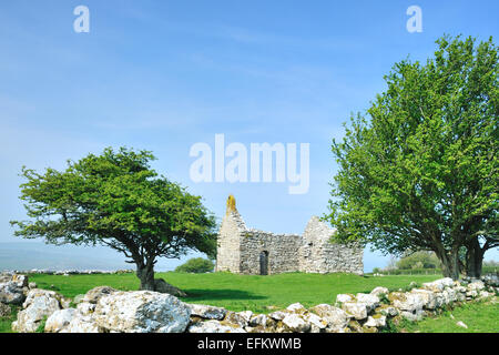 Capel Lligwy Kapelle aus dem 12. Jahrhundert mit Blick auf die Lligwy Bay an der Ostküste der Isle of Anglesey, Wales, Großbritannien Stockfoto