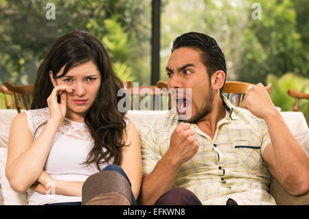 Ehepaar kämpft zu Hause Stockfoto