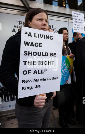 London, UK. 6. Februar 2015.  Demonstranten inszenieren einen Protest Forderung nach existenzsichernden Lohn Mitarbeiter außerhalb der Hackney Picturehouse Kino in Hackney, Ostlondon entrichten. Der Protest soll eine Szene aus ein Bürgerrechtler Martin Luther King-März neu und deckt sich mit der Einführung des bürgerlichen Rechte Films, SELMA im Hackney Picturehouse Kino heute. Bildnachweis: EL Bilder/Alamy Live News Stockfoto