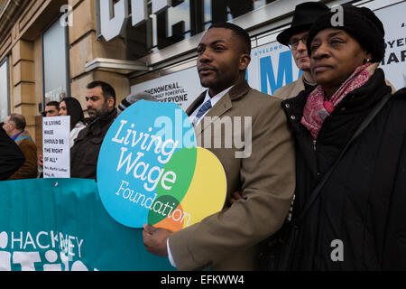 London, UK. 6. Februar 2015.  Demonstranten inszenieren einen Protest Forderung nach existenzsichernden Lohn Mitarbeiter außerhalb der Hackney Picturehouse Kino in Hackney, Ostlondon entrichten. Der Protest soll eine Szene aus ein Bürgerrechtler Martin Luther King-März neu und deckt sich mit der Einführung des bürgerlichen Rechte Films, SELMA im Hackney Picturehouse Kino heute. Bildnachweis: EL Bilder/Alamy Live News Stockfoto