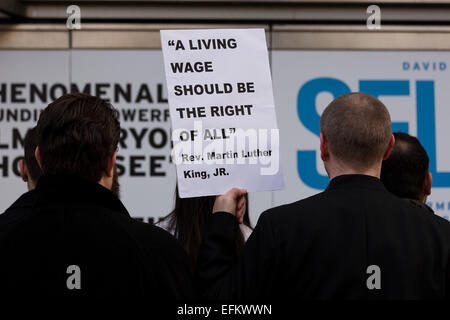 London, UK. 6. Februar 2015.  Demonstranten inszenieren einen Protest Forderung nach existenzsichernden Lohn Mitarbeiter außerhalb der Hackney Picturehouse Kino in Hackney, Ostlondon entrichten. Der Protest soll eine Szene aus ein Bürgerrechtler Martin Luther King-März neu und deckt sich mit der Einführung des bürgerlichen Rechte Films, SELMA im Hackney Picturehouse Kino heute. Bildnachweis: EL Bilder/Alamy Live News Stockfoto