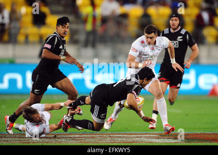 Wellington, Neuseeland. 6. Februar 2015. Neuseelands Sherwin Stowers bekommt von der England-Verteidiger an Tag1 der IRB Sevens Series Rugby Turnier, Westpac Stadium, Wellington, New Zealand in Angriff genommen. Freitag, 6. Februar 2015. Bildnachweis: Aktion Plus Sport/Alamy Live-Nachrichten Stockfoto