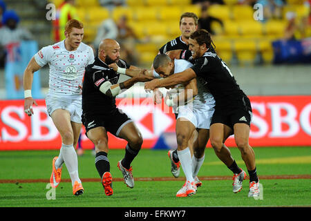 Wellington, Neuseeland. 6. Februar 2015. Englands Marcus Watson von New Zealand D J Forbes und Joe Webber an Tag1 der IRB Sevens Series Rugby Turnier, Westpac Stadium, Wellington, New Zealand in Angriff genommen wird. Freitag, 6. Februar 2015. Bildnachweis: Aktion Plus Sport/Alamy Live-Nachrichten Stockfoto