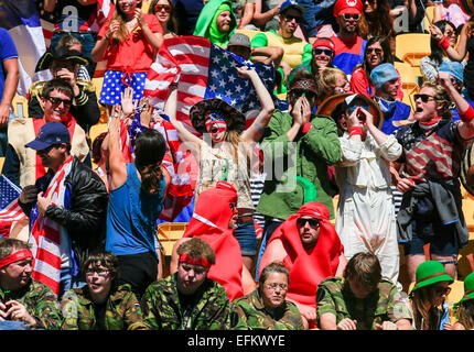 Wellington, Neuseeland. 6. Februar 2015. Fans erhalten animiert. Tag eins der HSBC Sevens, Westpac Stadium, Wellington, Neuseeland. Freitag, 6. Februar 2015. Bildnachweis: Aktion Plus Sport/Alamy Live-Nachrichten Stockfoto