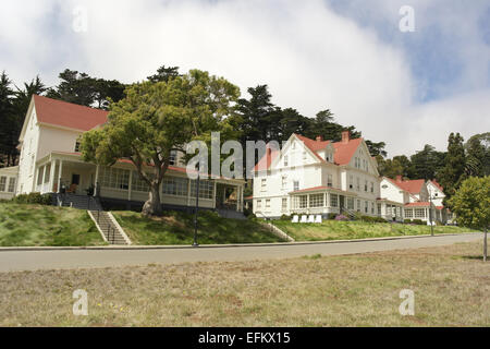 Blauer Himmel weiße Wolken Blick vom Paradeplatz drei historischen Viertel Offiziershäuser. Murray Circle, Fort Baker, San Francisco Stockfoto