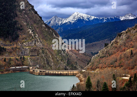 Der Staudamm von Plastiras See, Karditsa, Thessalien, Griechenland. Im Hintergrund Agrafa Berge. Stockfoto