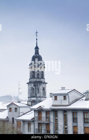 Kirche Santa Maria La Real in Azkoitia, Gipuzkoa, Baskenland, im Winterschnee Stockfoto