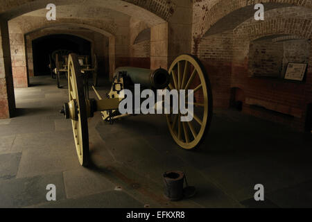 1857 12 Pfund Napoleon Kanone angezeigt in der ersten Stufe Kasematte Fort Point Historic Site, Golden Gate, San Francisco, USA Stockfoto