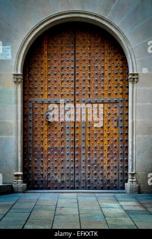 Altes Metall gewölbte Tür Stockfoto