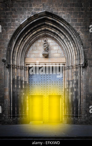Kathedrale von Barcelona Spanien mit glühenden Tür Stockfoto