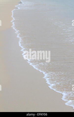 Wellen auf sandigen Strand, St Martins, Isles of Scilly, Großbritannien Stockfoto