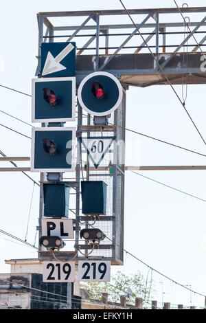 Turm mit Ampeln für Züge im Bahnhof Stockfoto