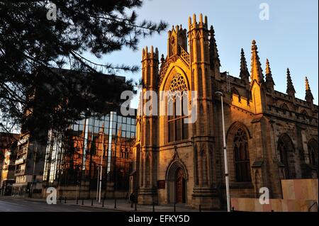 Glasgow, Schottland. 6. Februar 2015. Katholische Kathedrale St Andrew leuchtet bei tief stehender Sonne Credit: Tony Clerkson/Alamy Live News Stockfoto