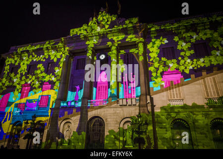 Barcelona, Katalonien, Spanien. 6. Februar 2015. Fünf video Zuordnungen von Elisavas Kunststudenten auf Barcelonas Rathaus Fassade projiziert werden, als das Fest des Lichts und die St. Eulalia Festlichkeiten des Jahres 2015 beginnen Credit: Matthias Oesterle/ZUMA Wire/ZUMAPRESS.com/Alamy Live News Stockfoto