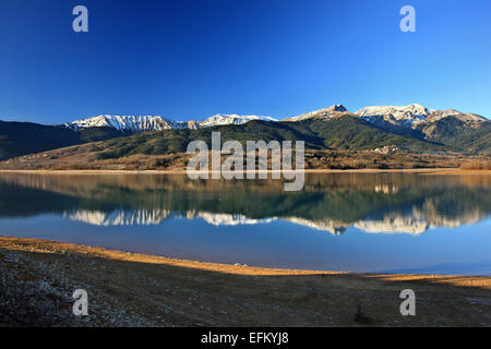 Teilansicht des Plastiras-See. Im Hintergrund Agrafa Berge. Karditsa, Thessalien, Griechenland. Stockfoto