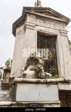 Schlafende Löwenstatue außerhalb der vernachlässigten Familiengruft von Martin de Alzaga im Friedhof von Recoleta, Buenos Aires, Argentinien Stockfoto