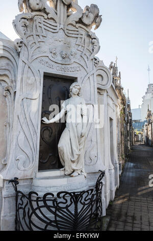 Weiße Marmorstatue einer argentinischen Frau ein Mausoleum im Friedhof von Recoleta, Buenos Aires, Argentinien Stockfoto