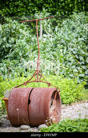 Rost garten Walze auf Garten Pfad verlassen Stockfoto