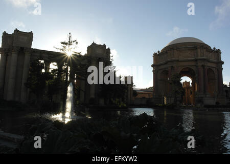 Blauer Himmelsblick auf Rotunde und Abendsonne über Kolonnade Pergola leuchtenden Lagune Brunnen, Palace of Fine Arts, San Francisco Stockfoto