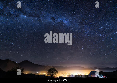 Blick auf die Milchstraße über das Elqui-Tal in Chile Stockfoto
