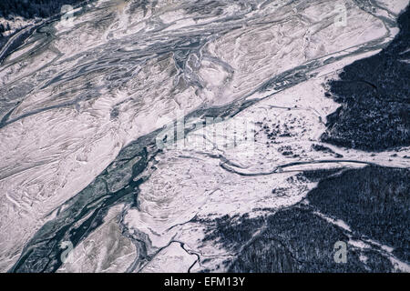 Eis und Schnee im Winter am Chilkat River in der Nähe von Haines, Alaska, wie aus der Luft gesehen. Stockfoto