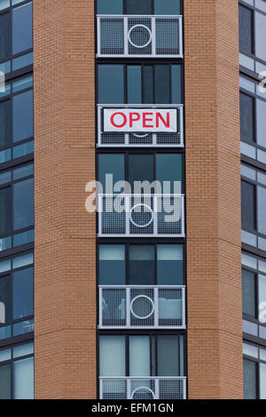 Schild "geöffnet" auf neue Eigentumswohnung-Hochhaus - Arlington, Virginia, Vereinigte Staaten Stockfoto