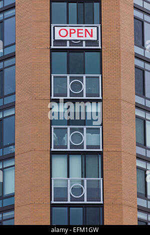 Schild "geöffnet" auf neue Eigentumswohnung-Hochhaus - Arlington, Virginia, Vereinigte Staaten Stockfoto