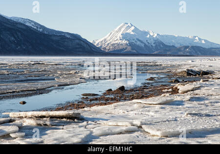 Eis am Chilkat River Strand an einem sonnigen Wintertag. Stockfoto