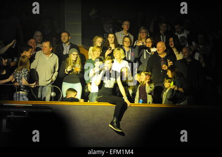 Wolverhampton, UK. 6. Februar 2015. Die Kaiser Chiefs live in Wolverhampton Civic Hall, Ricky Wilson führt und steht in Flammen. Bildnachweis: Malcolm Brice/Alamy Live-Nachrichten Stockfoto