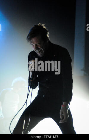 Wolverhampton, UK. 6. Februar 2015. Die Kaiser Chiefs live in Wolverhampton Civic Hall, Ricky Wilson führt und steht in Flammen. Bildnachweis: Malcolm Brice/Alamy Live-Nachrichten Stockfoto