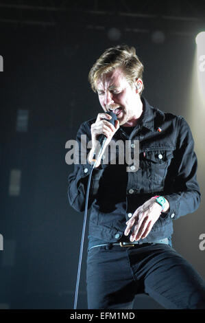 Wolverhampton, UK. 6. Februar 2015. Die Kaiser Chiefs live in Wolverhampton Civic Hall, Ricky Wilson führt und steht in Flammen. Bildnachweis: Malcolm Brice/Alamy Live-Nachrichten Stockfoto