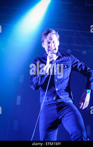 Wolverhampton, UK. 6. Februar 2015. Die Kaiser Chiefs live in Wolverhampton Civic Hall, Ricky Wilson führt und steht in Flammen. Bildnachweis: Malcolm Brice/Alamy Live-Nachrichten Stockfoto