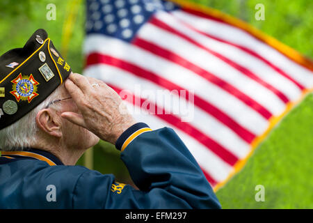 Eine Veteran ist vor US-Flagge salutieren. Stockfoto