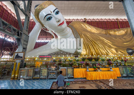 Riesiger liegenden Buddha in der Chauk Hhat Gyi Pagode in Rangun (Yangon), Myanmar. Der Buddha ist 65 Meter lang. Stockfoto