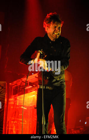 Wolverhampton, UK. 6. Februar 2015. Die Kaiser Chiefs live in Wolverhampton Civic Hall, Ricky Wilson führt und steht in Flammen. Bildnachweis: Malcolm Brice/Alamy Live-Nachrichten Stockfoto