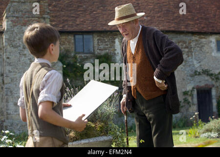 Eine undatiertes Handout Bild zeigt Schauspieler Milo Parker und Ian McKellen in ein Standbild aus dem Film "Mr. Holmes" von Regisseur BIll Condon. Der Film werden im offiziellen Wettbewerb (außer Konkurrenz) der 65. jährlichen Berliner Filmfestspiele "Berlinale", das von 05 bis 15. Februar 2015 läuft präsentiert. Foto: GILES KEYTE/leichten TRICK PRODUCTIONS/BERLINALE/Dpa - obligatorische CREDIT/NO Vertrieb/Nutzung nur bis 15 März 2015 HANDOUT nur zur redaktionellen Nutzung - Stockfoto