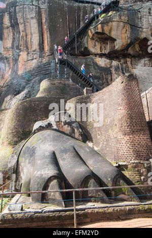 Touristen Klettern Metalltreppen und riesigen Löwenpranke bei Lion Rock, Sigiriya, Sri Lanka, Rock, Unesco, Höhle, Kunst, Fresko, Stockfoto