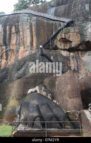 Touristen Klettern Metalltreppen und riesigen Löwenpranke bei Lion Rock, Sigiriya, Sri Lanka, Rock, Unesco, Höhle, Kunst, Fresko, Stockfoto