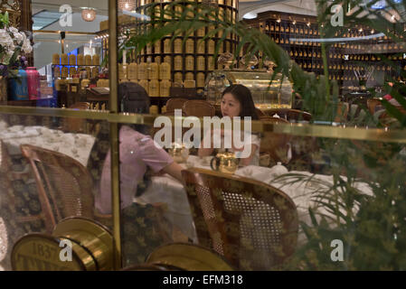 Shopper mit Tee am Ion Orchard Luxus-Mall in Singapur Stockfoto