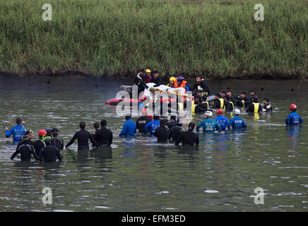 Taipei. 7. Februar 2015. Retter übertragen den Körper ein Flugzeug-Absturz-Opfer mit dem Floß in Keelung River von Taipei. Retter gehalten auf Suche nach den fehlenden Passagiere des Flugzeugabsturzes TransAsia Fluglinien Samstag. Bildnachweis: Jin Liwang/Xinhua/Alamy Live-Nachrichten Stockfoto