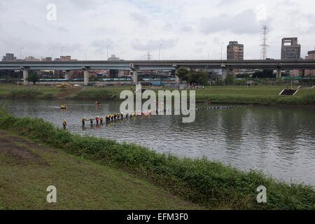 Taipei. 7. Februar 2015. Retter suchen nach fehlenden Passagiere in der Keelung-Fluss in Taipei. Retter gehalten auf Suche nach den fehlenden Passagiere des Flugzeugabsturzes TransAsia Fluglinien Samstag. Bildnachweis: Jin Liwang/Xinhua/Alamy Live-Nachrichten Stockfoto