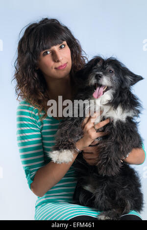 Frau posiert mit ihrem Hund Stockfoto