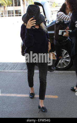 Ashley Olsen hält ihren Kopf nach unten, als sie am internationalen Flughafen Los Angeles (LAX) Flughafen ankommt Featuring: Ashley Olsen wo: Los Angeles, California, Vereinigte Staaten von Amerika bei: 4. August 2014 Stockfoto