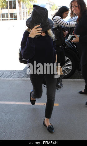 Ashley Olsen hält ihren Kopf nach unten, als sie am internationalen Flughafen Los Angeles (LAX) Flughafen ankommt Featuring: Ashley Olsen wo: Los Angeles, California, Vereinigte Staaten von Amerika bei: 4. August 2014 Stockfoto