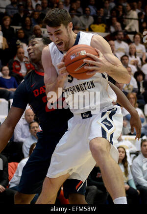 Washington, DC, USA. 6. Februar 2015. 20150206 - George Washington bringt nach vorne John Kopriva (34) sich den Ball gegen Dayton weiterleiten Kendall Pollard (25) im ersten Halbjahr eine NCAA Männer Basketball-Spiel im Smith Center in Washington. GWU besiegte Dayton in Überstunden, 65-64. © Chuck Myers/ZUMA Draht/Alamy Live-Nachrichten Stockfoto