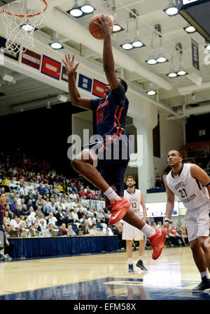 Washington, DC, USA. 6. Februar 2015. 20150206 - Dayton vorwärts Kendall Pollard (25) nimmt den Ball für eine Punktzahl gegen George Washington in der ersten Jahreshälfte eine NCAA Männer Basketball-Spiel im Smith Center in Washington. GWU besiegte Dayton in Überstunden, 65-64. © Chuck Myers/ZUMA Draht/Alamy Live-Nachrichten Stockfoto