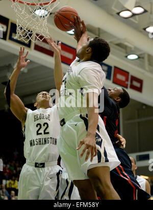 Washington, DC, USA. 6. Februar 2015. 20150206 - George Washington Guard Joe McDonald (22), George Washington Wache Kethan Savage (11) und Dayton Kendall Pollard (25), rechts, nach vorn zu erreichen für eine Erholung im ersten Halbjahr eine NCAA Männer Basketball-Spiel im Smith Center in Washington. GWU besiegte Dayton in Überstunden, 65-64. © Chuck Myers/ZUMA Draht/Alamy Live-Nachrichten Stockfoto