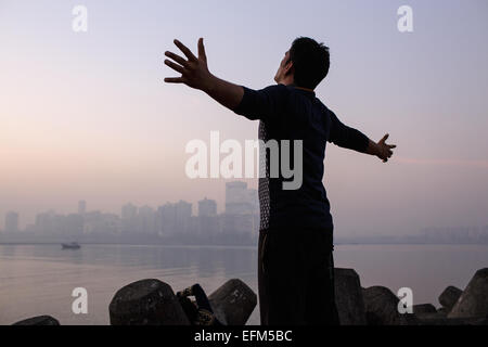 Morgen trainieren am Nariman Point Promenade entlang des Marine Drive in Mumbai, Indien. Stockfoto